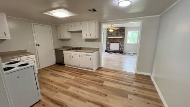 Building Photo - 1416 S Maple Ave