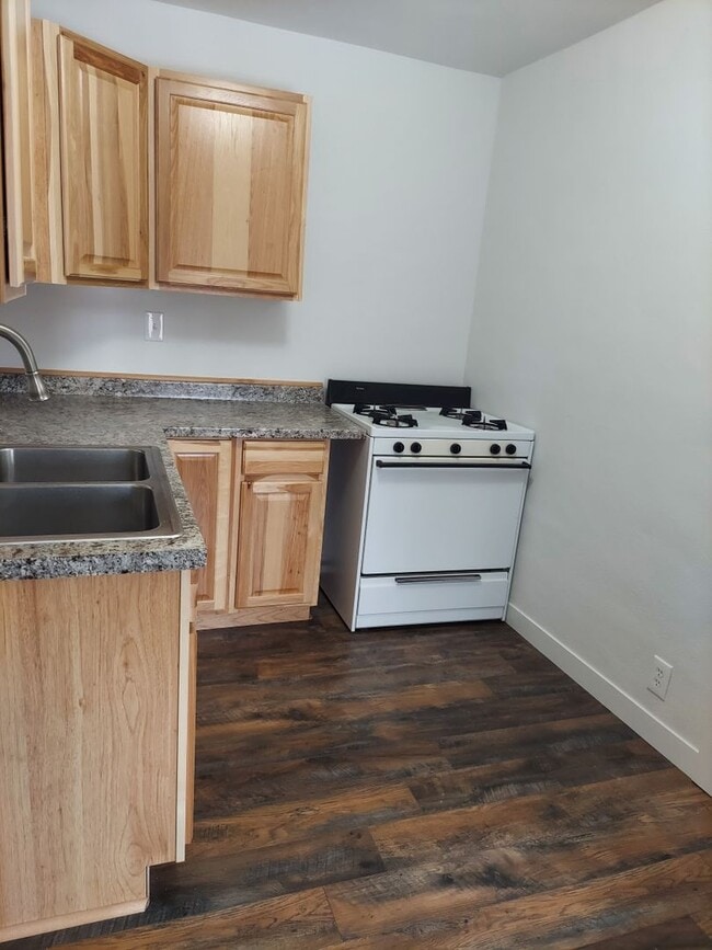 Building Photo - Charming 1 Bedroom Duplex
