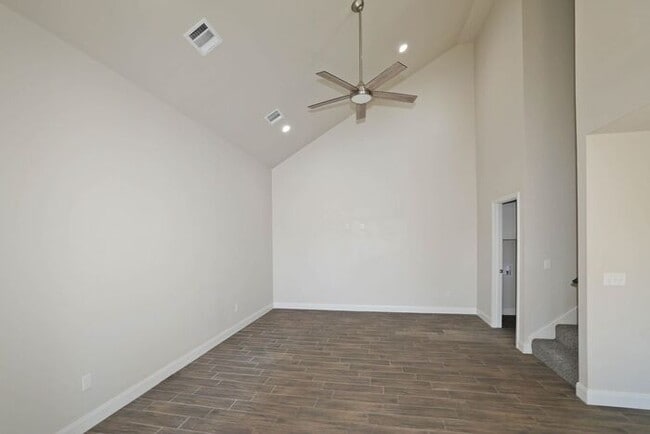 Foto del edificio - 7629 Woodford Ave