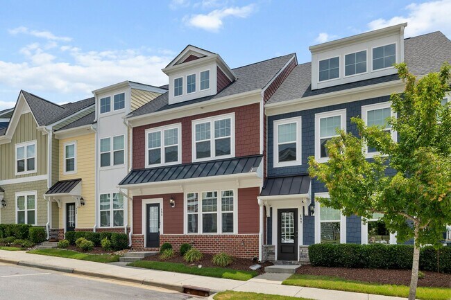 Foto del edificio - 3 Bedroom Townhome with Rooftop Terrace in Downtown Wake Forest!