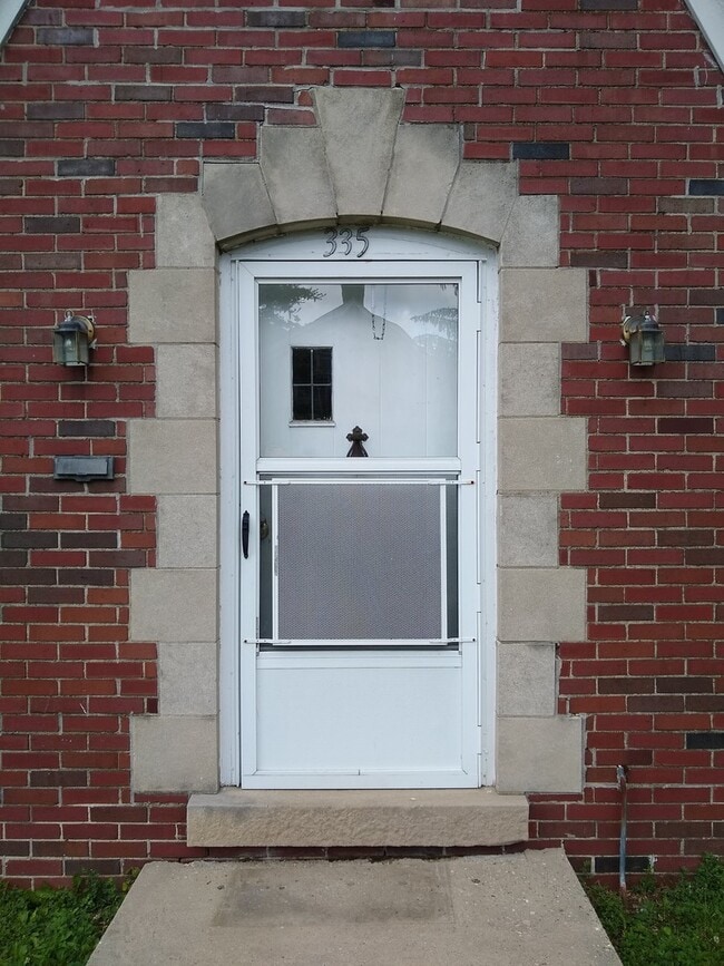 Building Photo - 335 S Eagleson Ave