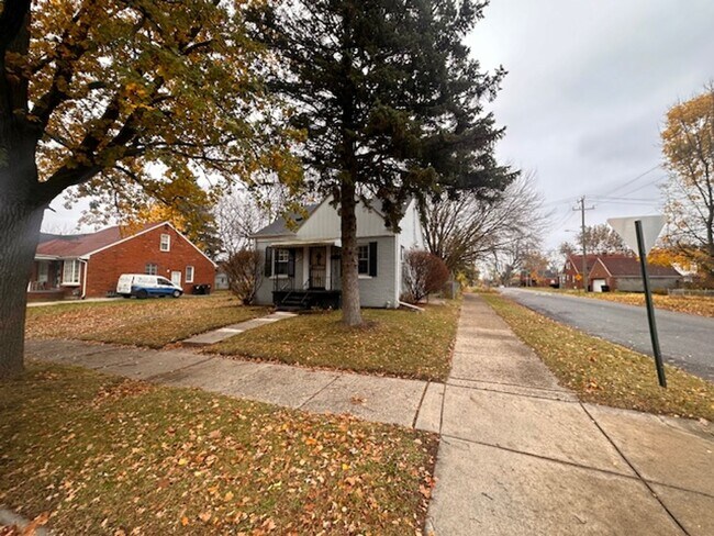 Foto del edificio - Three Bed 1 Bath Brick Bungalow with basement on the east-side of Detroit! Move in Ready!