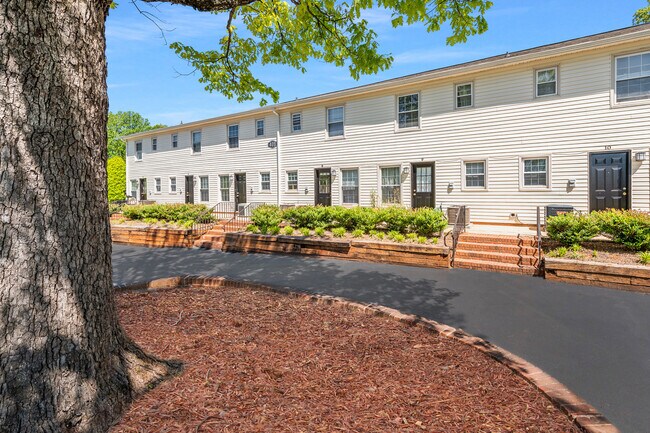 Foto del edificio - Tryon Forest Apartments