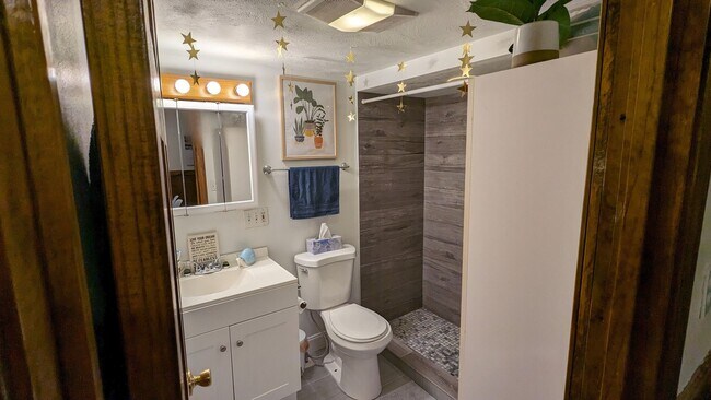 Building Photo - HALF FEE ONLY!  GRAD-Student Friendly Apt ...