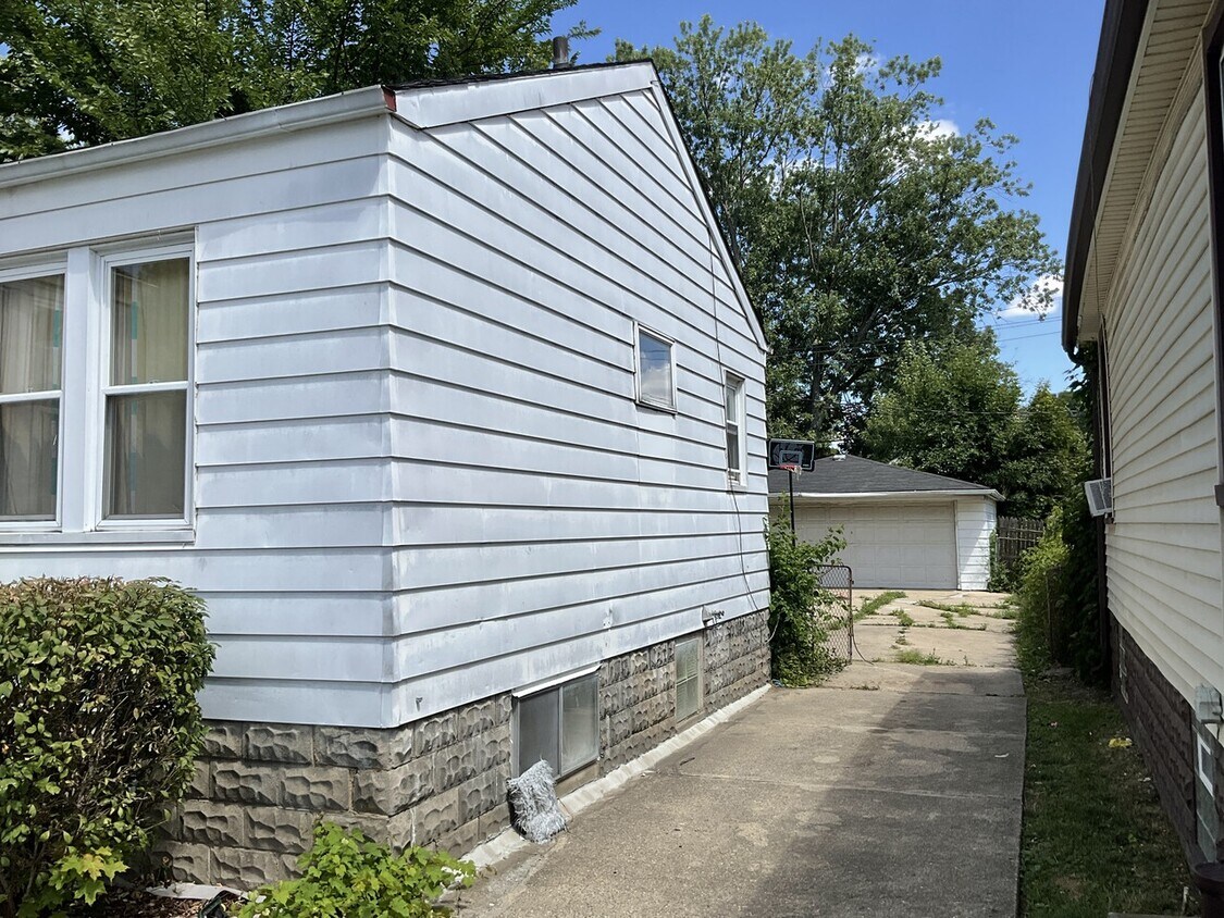 Building Photo - 6018 Plainview