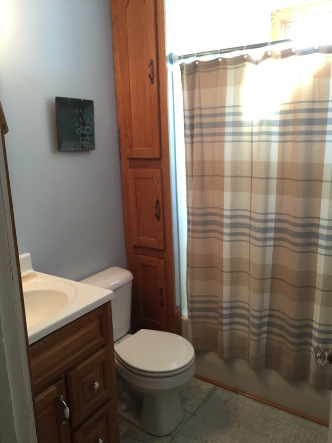 Upstairs full bath - 511 Vermont Ave