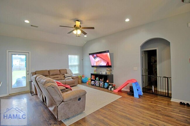 Building Photo - 452 Huntington Dr