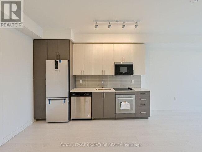 Building Photo - 415 Main St W