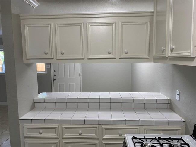 Building Photo - 211 W 17th St