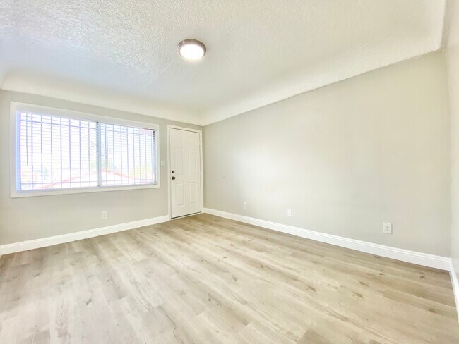 Foto del edificio - 716 E 81st St