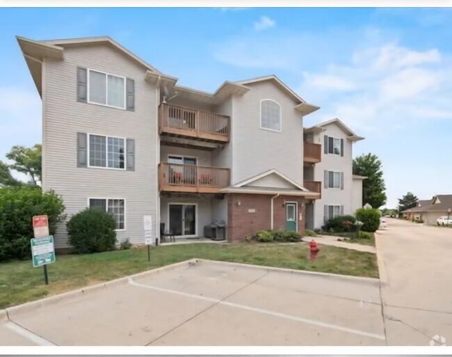 Building Photo - 1000 Duchess Dr