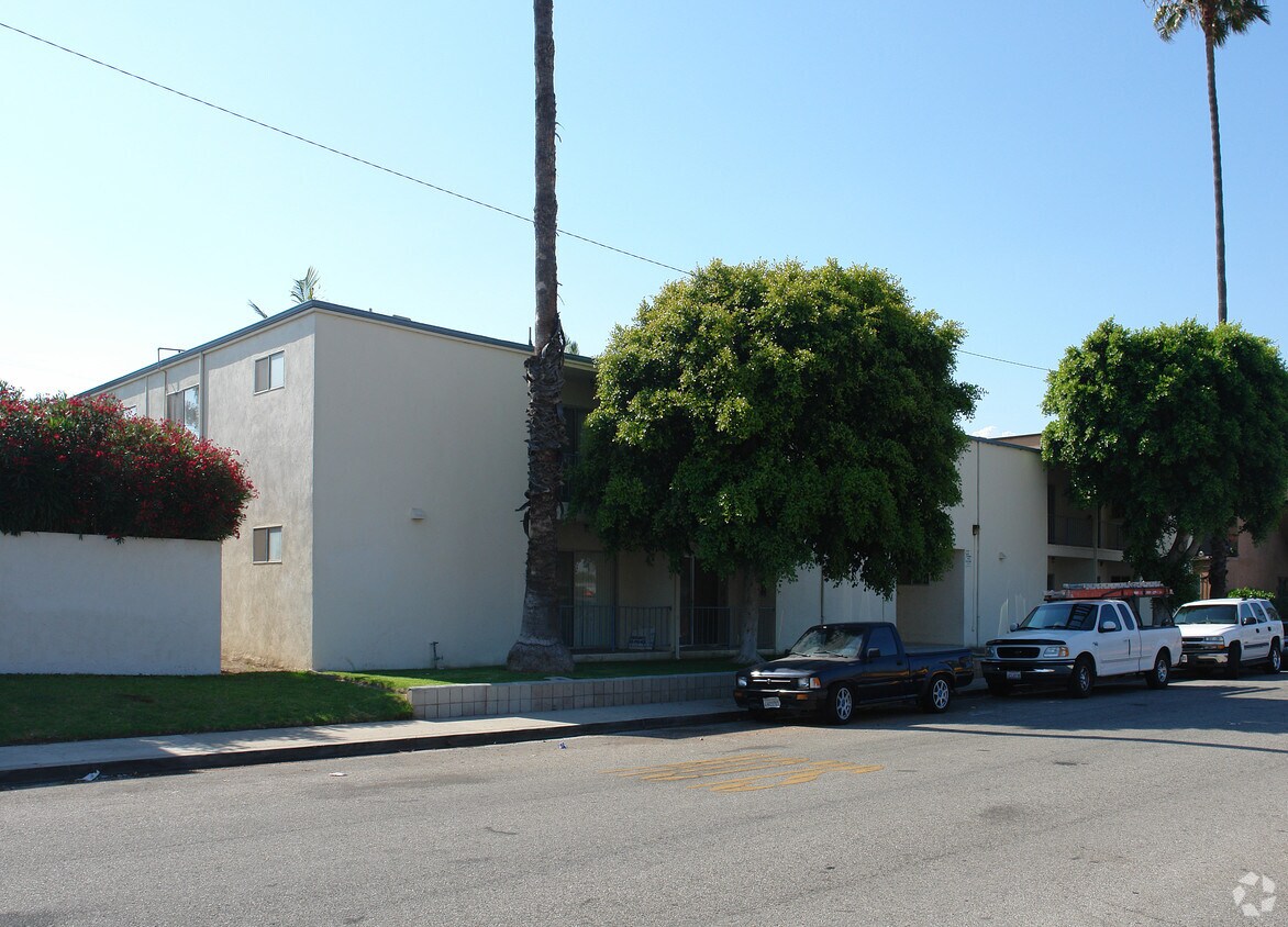 Building Photo - Royal Palm