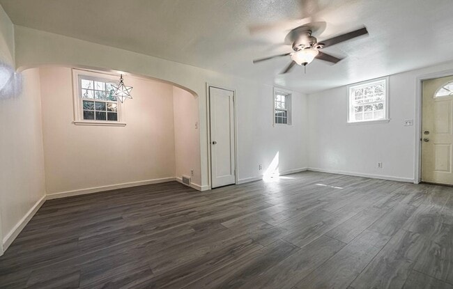 Foto del edificio - 915 E Ave E