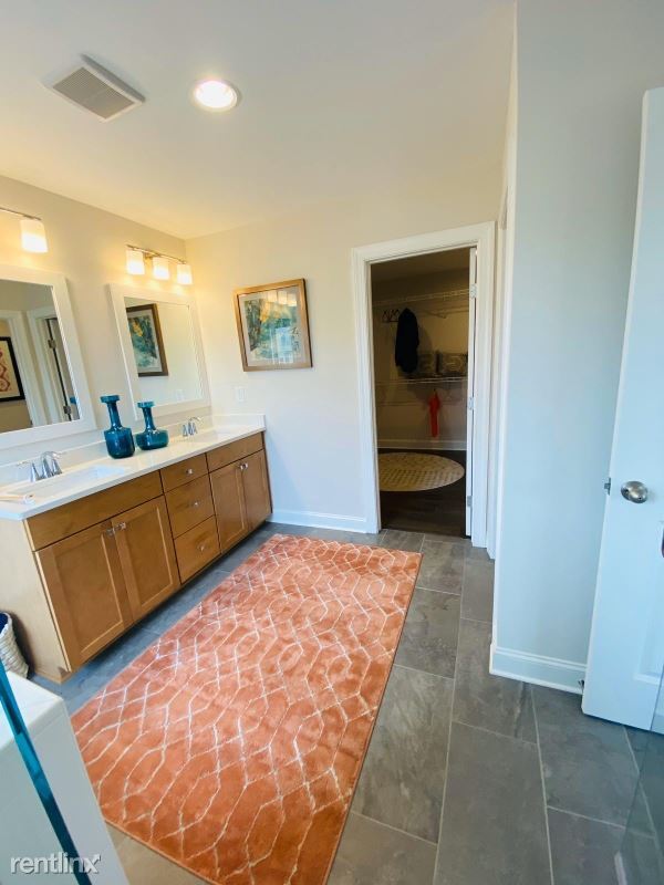 Building Photo - 3 br, 2.5 bath Townhome - 500 Brannon Rd