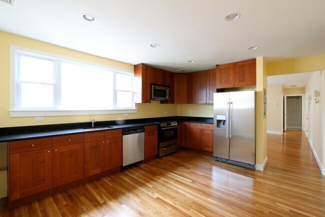 Building Photo - 38 Medford St