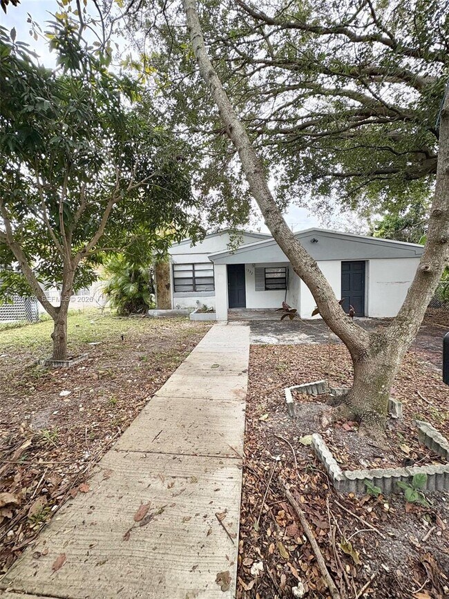 Foto del edificio - 1332 NE 177th St