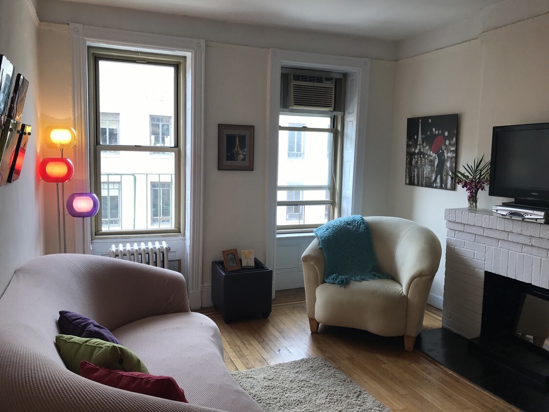 Sala de estar con ventanas grandes - 49 Grove St