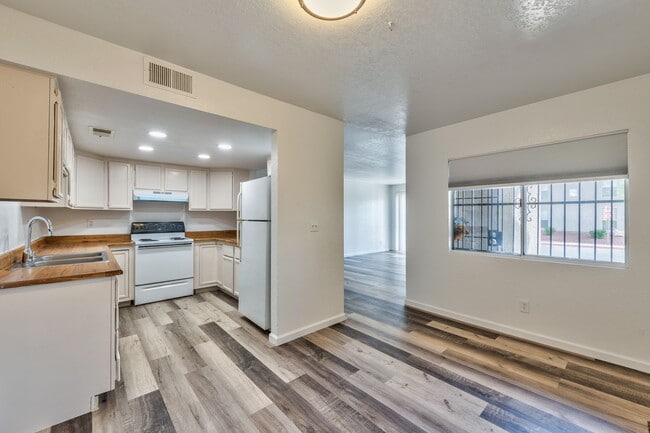 Building Photo - 3790 Shirebrook Dr