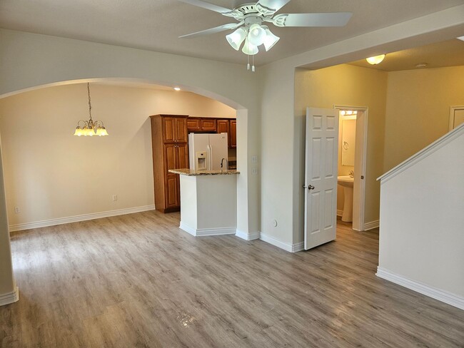 Foto del edificio - New Carpet & Paint 3 Bd 2.5 Ba Townhome In...