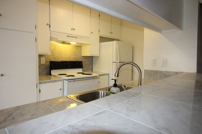 Foto del edificio - 2 Bedroom Condo on Coffey Lane