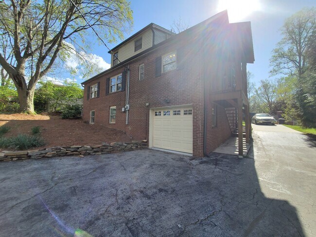Foto del edificio - 320 Kingston Ct SW