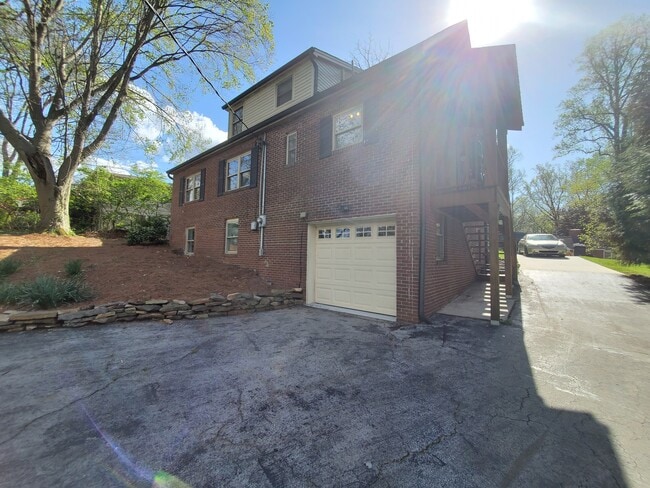 Photo - 320 Kingston Ct SW House