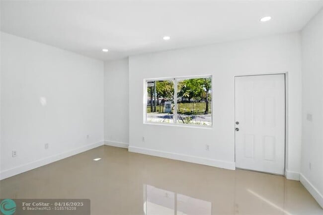 Foto del edificio - 817 NW 7th Ave