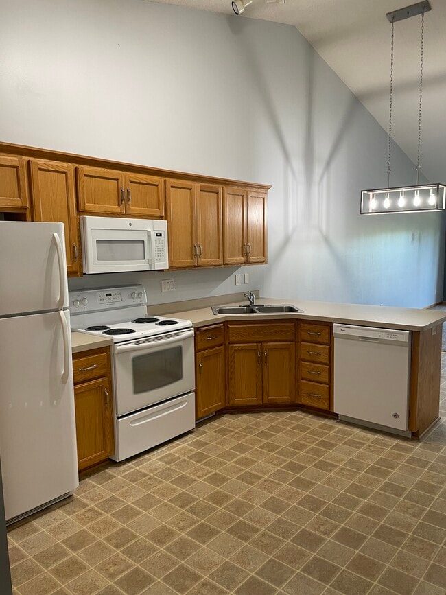 Building Photo - 1645 Lakeridge Way