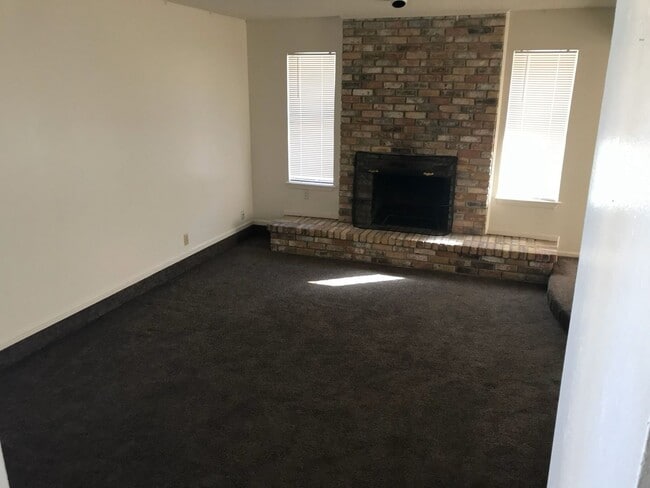 Building Photo - Very nice 2 bed 2 bath water paid