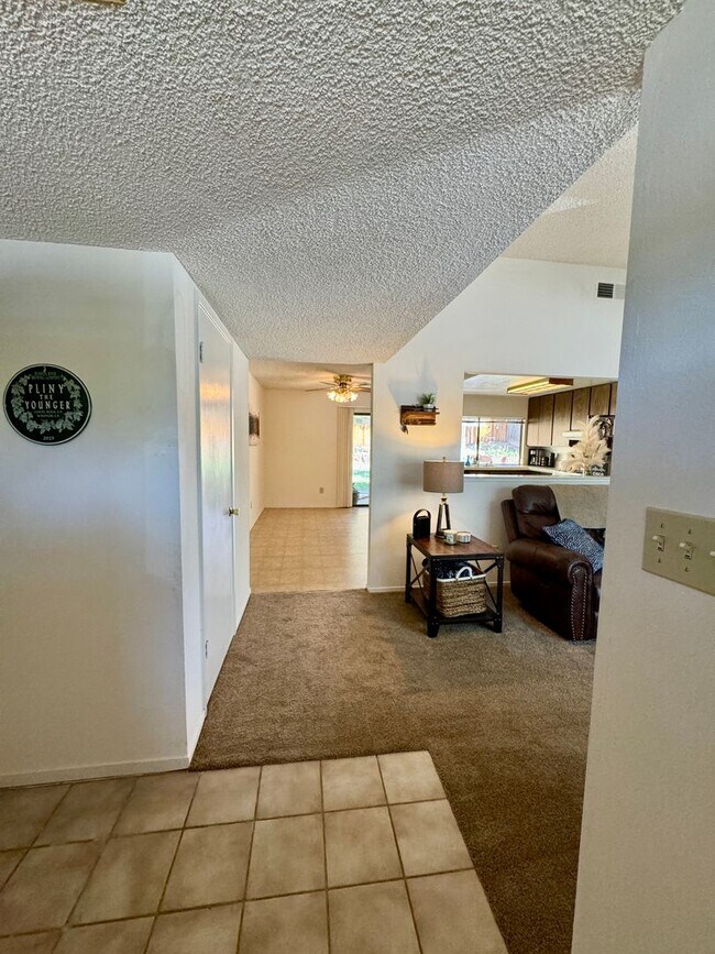 Building Photo - Adorable Home in Citrus Heights! **Availab...
