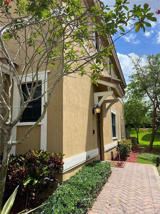 Building Photo - 9628 Town Parc Cir S