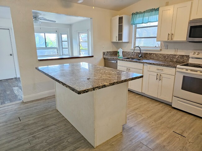 Foto del edificio - Spacious 8-Bedroom Family Home with Permit...