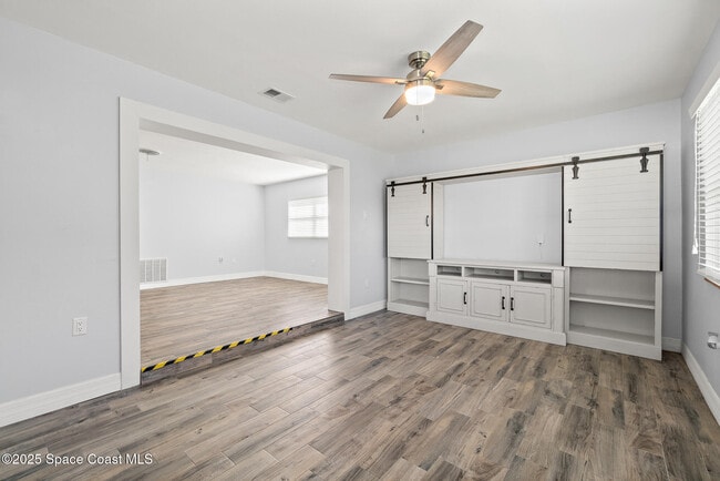 Building Photo - 346 Cyprus Dr