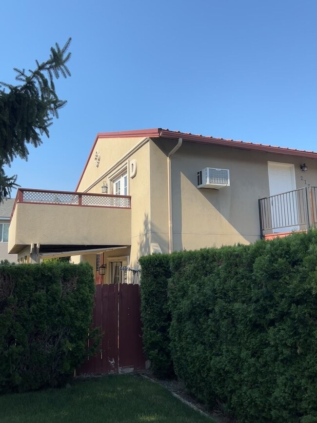 Building Photo - 526 S 40th Ave