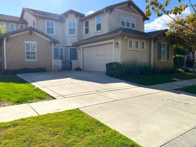 Building Photo - COMING SOON!!! Splendid 6 bdrm/4 bath home!!!