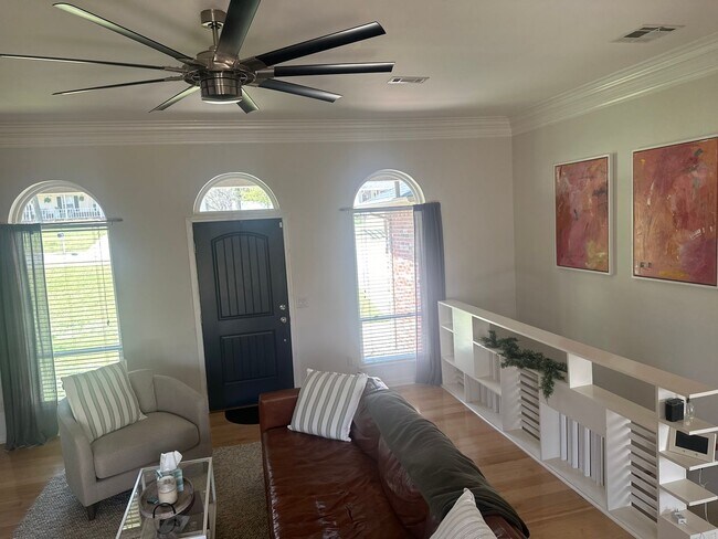 Foto del edificio - Available Now! Beautiful 4-Bedroom, 2-Bath...