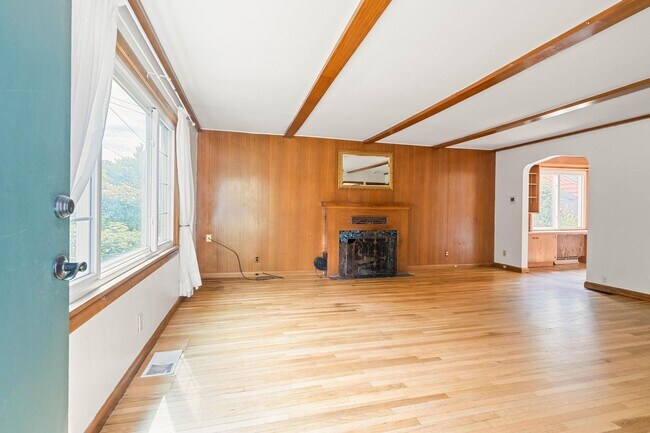 Foto del edificio - Amazing vintage 2-bdrm/2-bath Cully home—G...