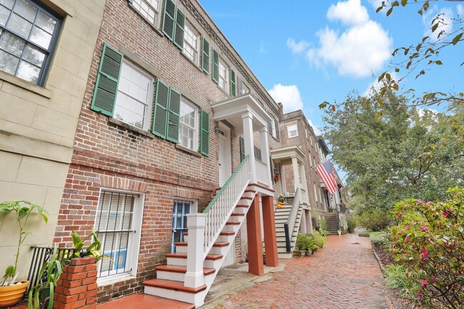 Foto del edificio - Fully Restored Historic Row House on the m...