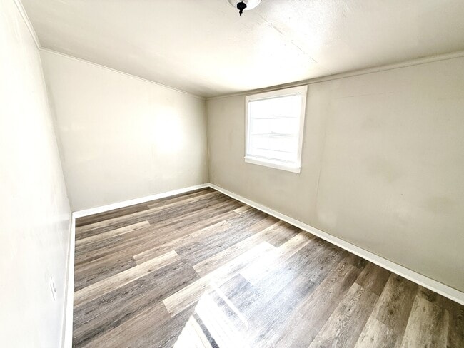 Building Photo - 422 D St SE