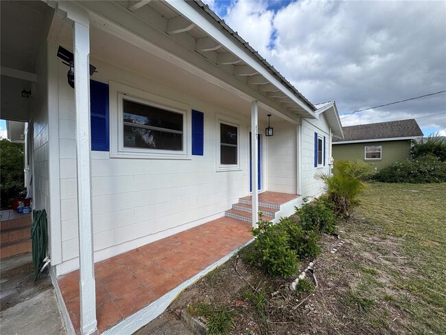 Building Photo - 825 Poinsettia Dr