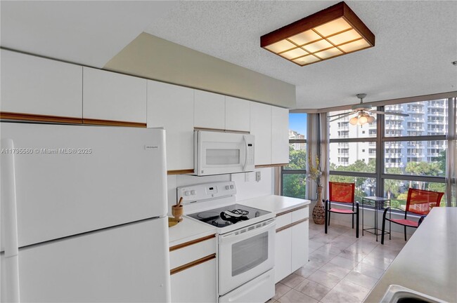 Foto del edificio - 3400 NE 192 St