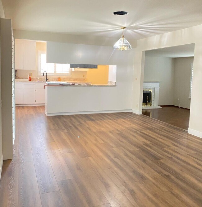 Foto del edificio - 1465 Caliente Way