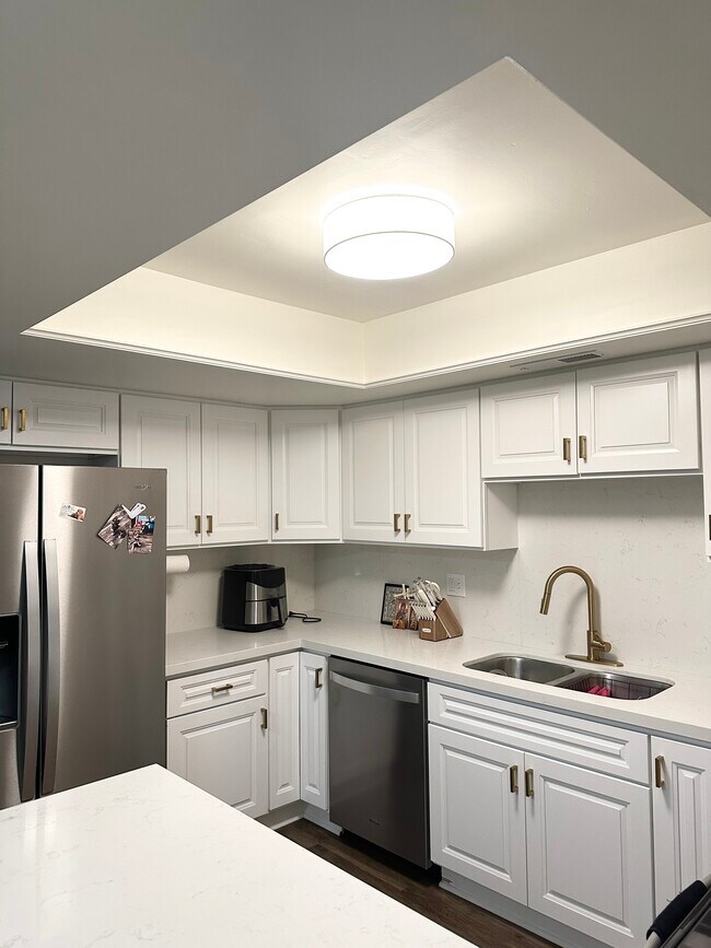 Building Photo - 4853 S Woodbridge Dr