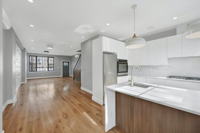 Building Photo - 94 Vanderveer St