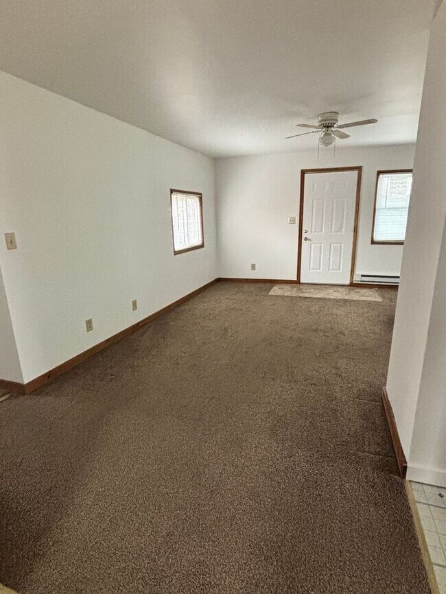 Building Photo - 2 BR Upstairs Apartment