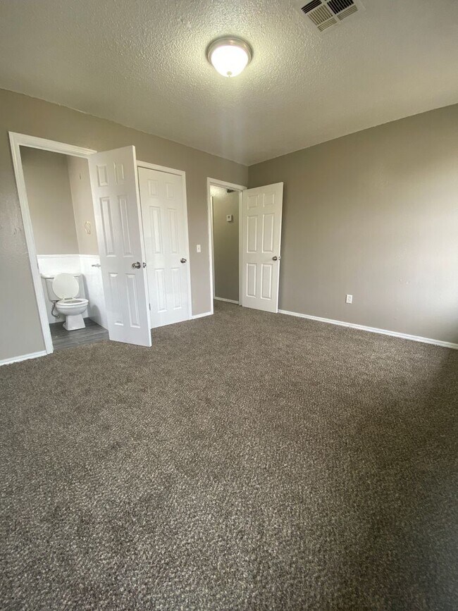 Foto del edificio - Charming 5 Bedroom House! DEPOSIT SPECIAL!...