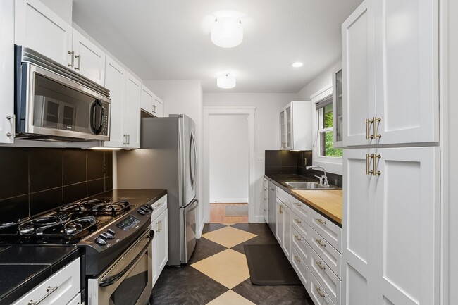 Building Photo - SW Portland!! Stunning 4-Bedroom Home with...