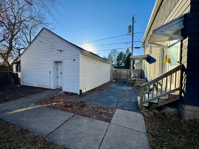 Foto del edificio - Beautiful 3 bedroom, 1 bath single family home with large fenced yard/ Garage /Central AC / Appli...