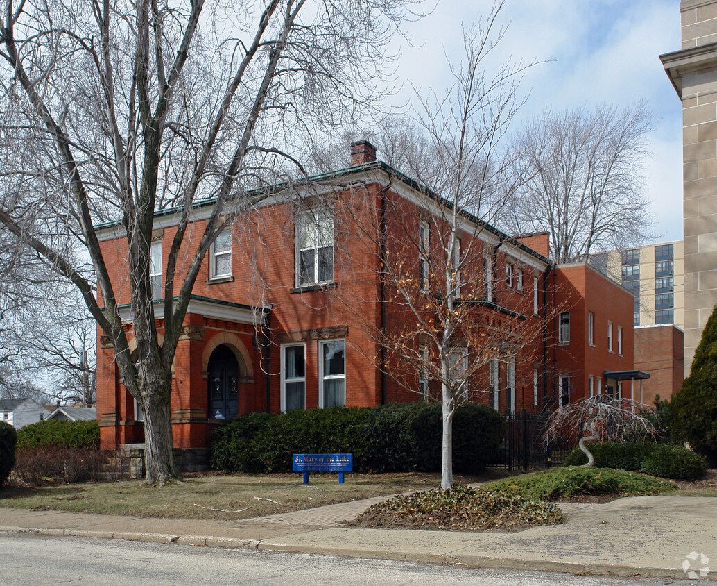 Foto principal - 310 W 8th St
