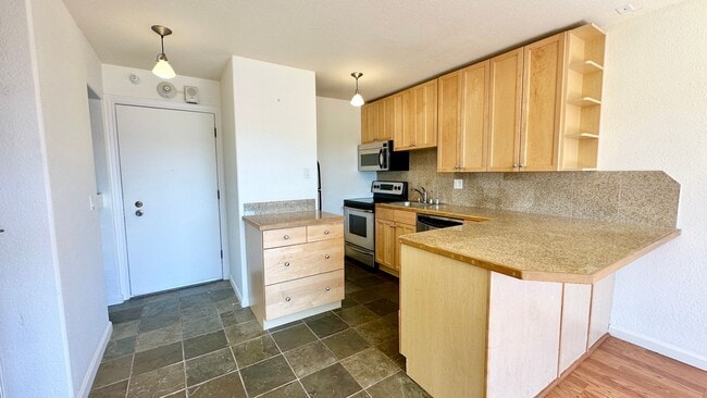 Building Photo - Exceptionally Remodeled Top-Floor Bright Studio